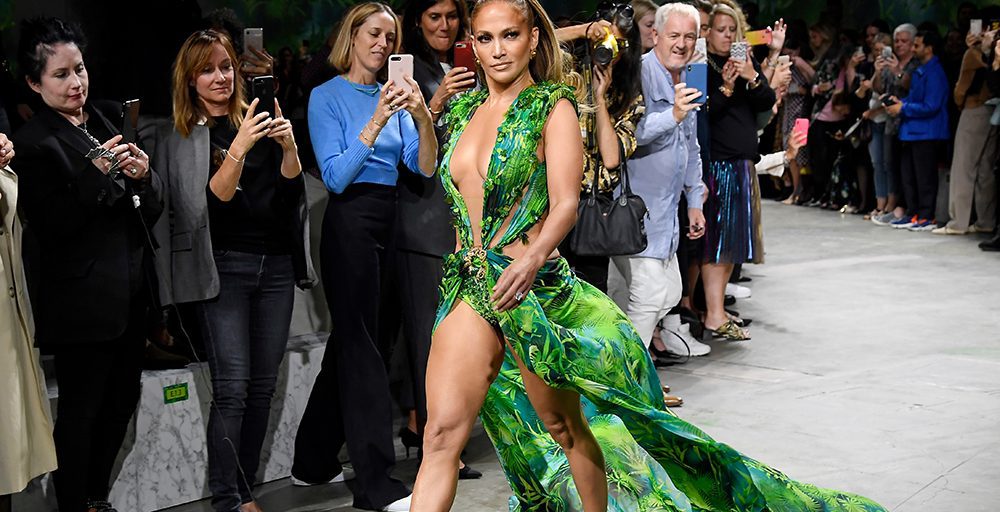 J.Lo Walk the Versace Runway in Her Iconic 2000 Grammys ...